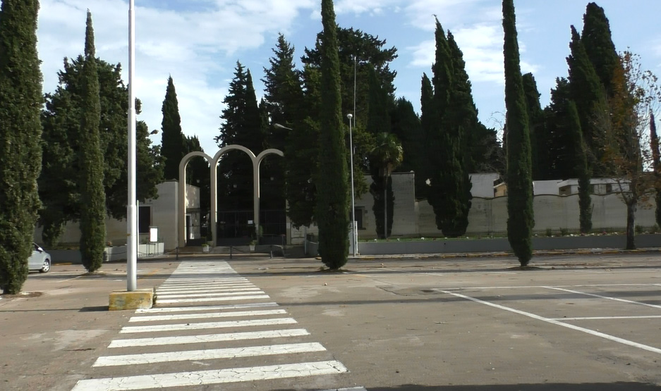 “Riapriremo il cimitero su prenotazione telefonica per visite di massimo 8 persone per volta”. Il sindaco Francesco di Feo lo ha annunciato ieri sera, nel corso della consueta diretta Facebook.