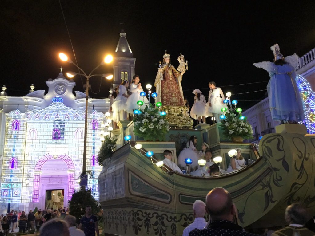 Il 16 luglio celebreremo con gioia la festa della Beata Vergine Maria del Monte Carmelo che accoglie i molti devoti e fedeli della città di Cerignola, raccolti intorno all’artistica chiesa del Carmine.