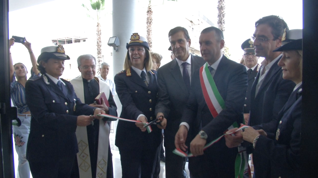 “Solidarietà per il vile gesto” sono espressi dal sindaco di Trinitapoli, Francesco di Feo, al comandante di Polizia Locale, Giuliana Veneziano, e ai suoi agenti.