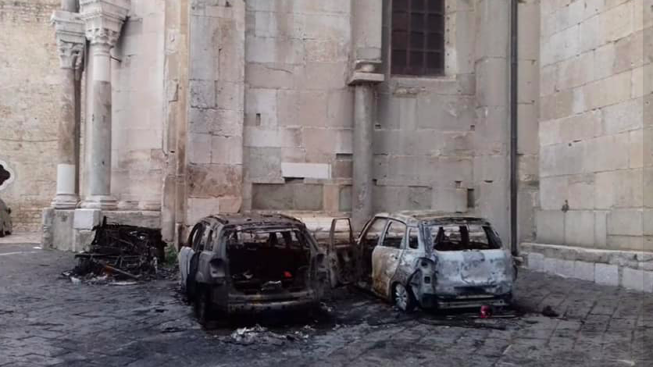 Episodio increscioso quello successo a Troia: 3 auto sono state demolite da un incendio del quale non si sa l’origine mentre la cattedrale è stata, per fortuna, solo lievemente intaccata.