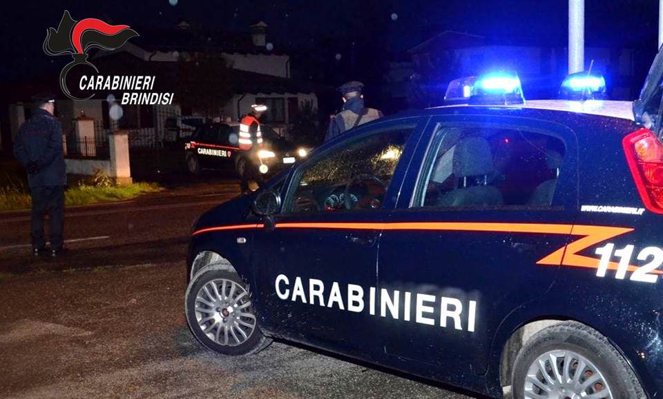 Avevano minacciato e spintonato il procuratore di una società di costruzioni aeronautiche, tentando di estorcergli 20.000 euro, arrestati in due a Brindisi.