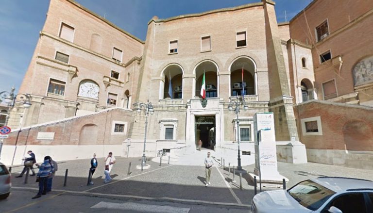 Il prefetto di Foggia, Carmine Esposito, ha ricevuto nei giorni scorsi la relazione della Commissione d’accesso agli atti. Il Comune di Foggia, potrebbe avviarsi verso lo scioglimento.