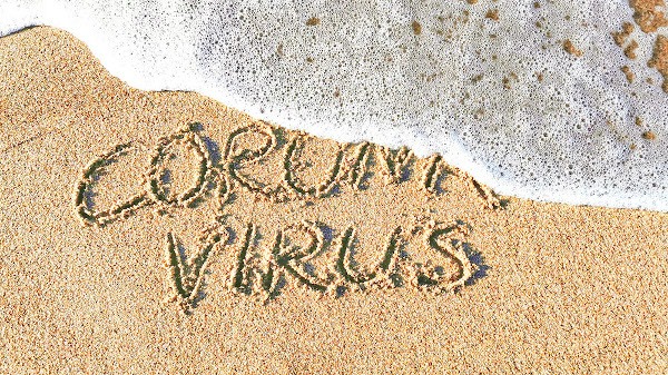 Si avvicina la stagione delle vacanze e, col pericolo Coronavirus, molti si chiedono se sarà più sicuro fare il bagno al mare o in piscina: gli esperti rispondono e chiariscono i dubbi. GUARDA IL VIDEO!