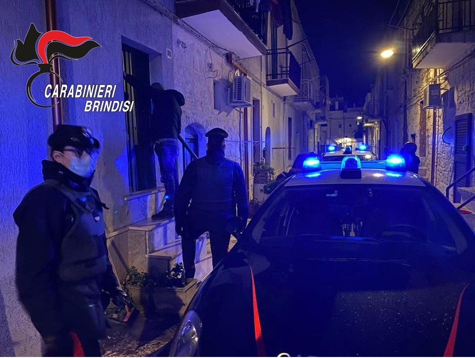 Alle prime luci dell’alba di oggi a Ceglie Messapica, i carabinieri della Compagnia di San Vito dei Normanni, hanno arrestato 2 soggetti residenti in quel comune.