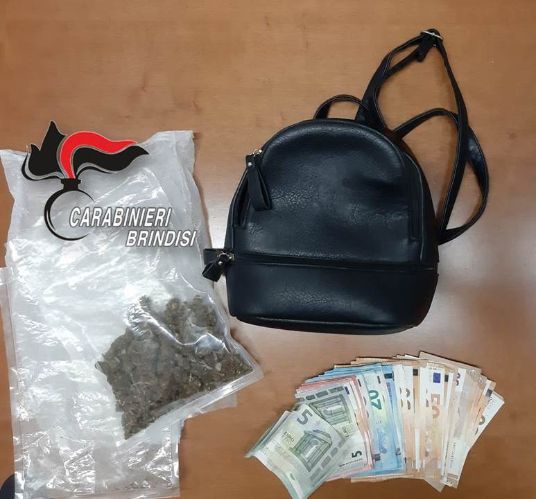 Erchie. Sorpresi in auto con 60 grammi di marijuana e 1.430 € in contanti, arrestati.