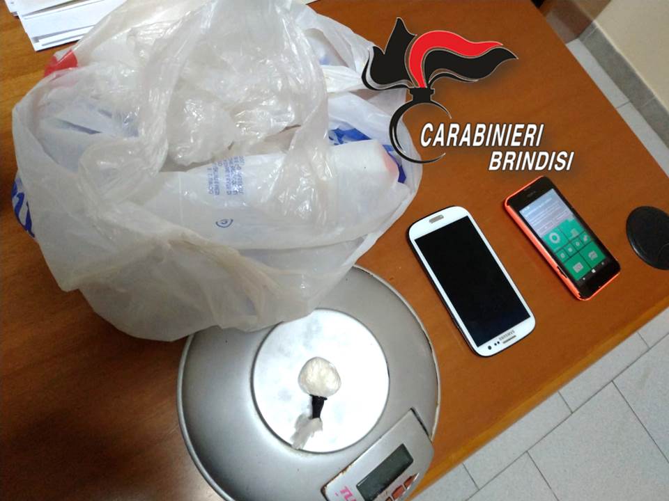 Il titolare di un'attività commerciale di Mesagne è stato sorpreso dai carabinieri con 5 grammi di cocaina, arrestato.