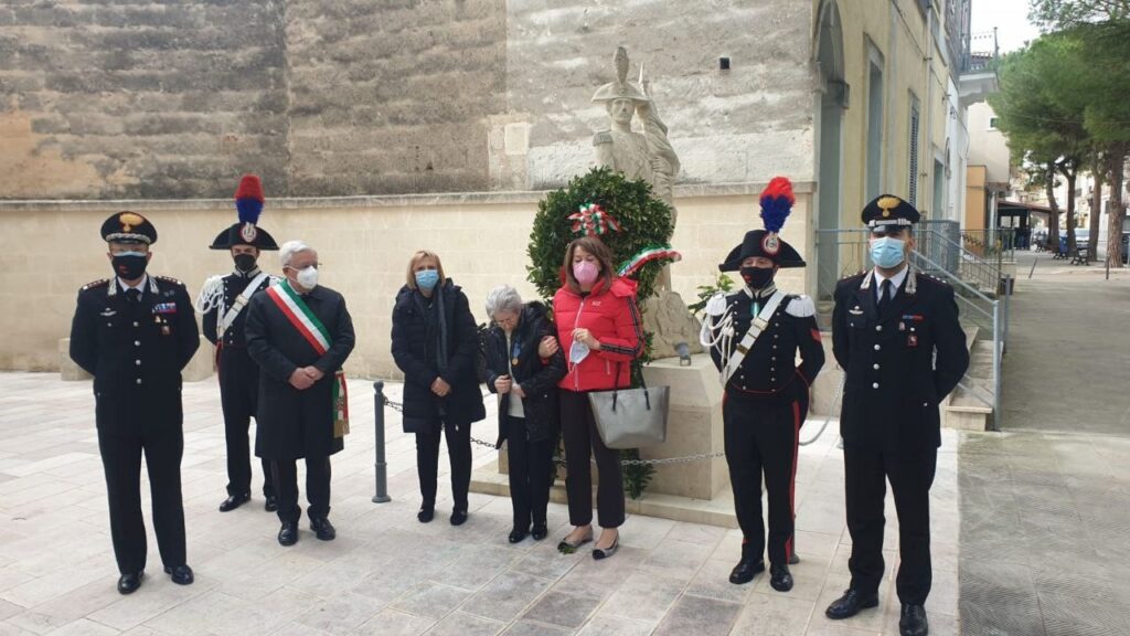 Stamane alle 11 a Torre Santa Susanna si è tenuta la cerimonia di commemorazione del carabiniere Medaglia d’Oro al Valor Militare Cosimo Luigi Miccoli.