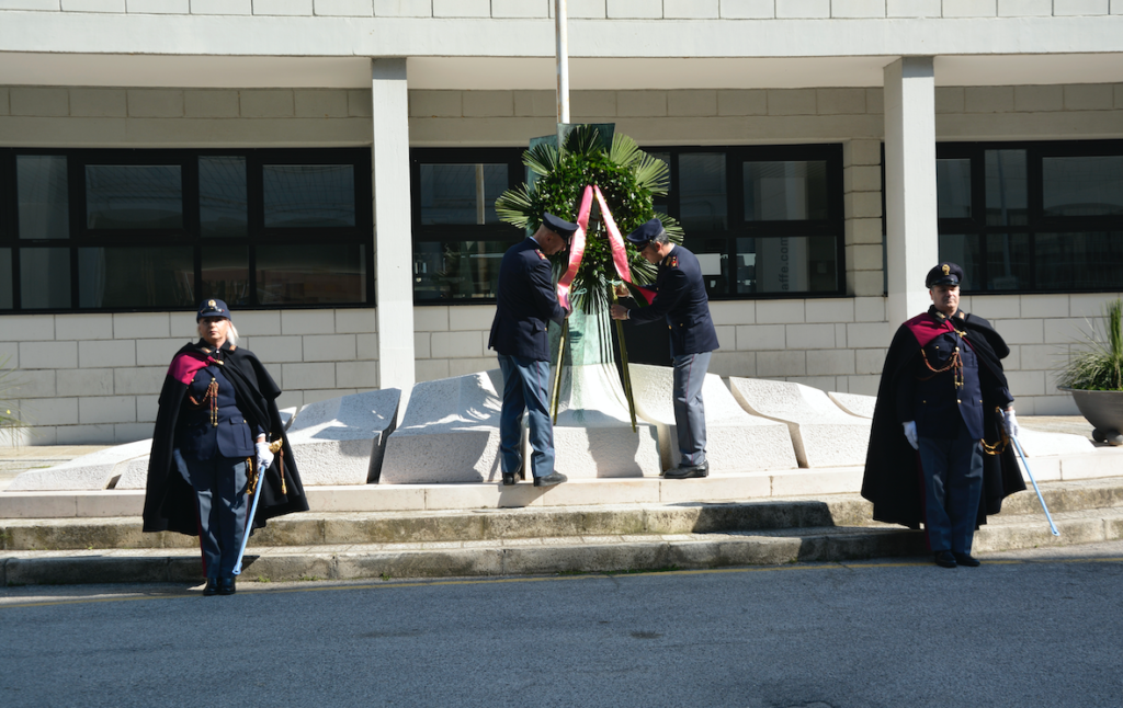 Nella odierna mattinata il Questore di Brindisi, alla presenza del Prefetto, ha deposto una corona al monumento ai caduti per la celebrazione del 168° anniversario della fondazione della Polizia di Stato.