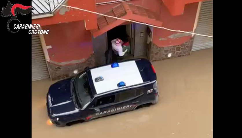 Dopo i danni causati in Calabria dagli incessanti acquazzoni, continuano le attività di soccorso poste in essere dai carabinieri del Comando Provinciale di Crotone, in particolare riferimento all’area cirotana.