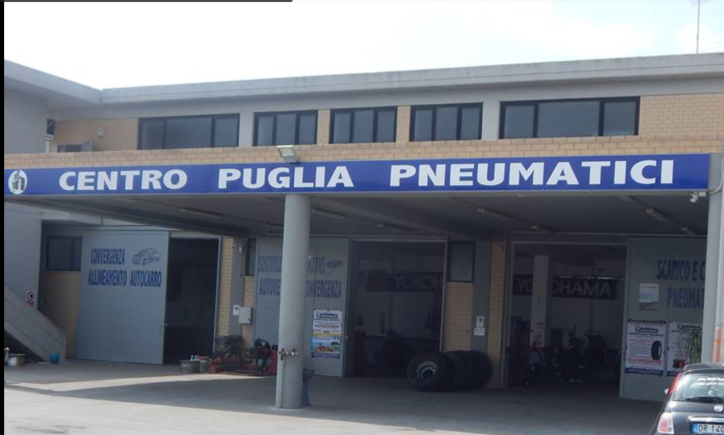 Il rogo che ha colpito la città di Cerignola riguarda la rivendita di pneumatici ‘Centro Puglia Pneumatici’, sita nella zona industriale della città pugliese.