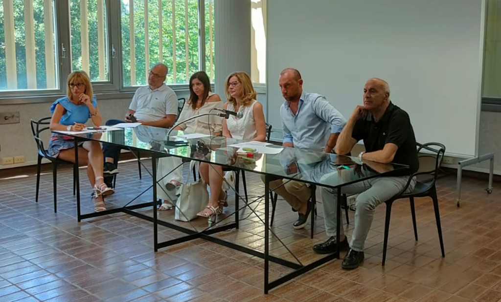 Gli assessori del Comune di Cerignola, Sergio Cialdella e Olga Speranza, il sindaco Francesco Bonito e la senatrice M5S Gisella Naturale hanno incontrato gli agricoltori per aiutarli a superare la crisi economica in corso.