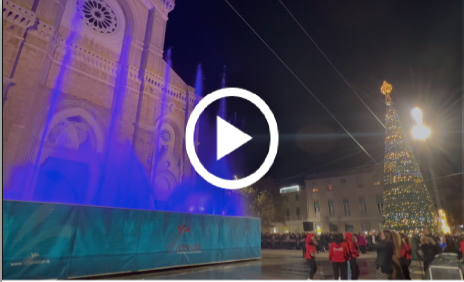 Inizia il Natale a Cerignola con l’accensione dell’albero in piazza Duomo, un grande evento di acque e fiamme danzanti. Applausi e corposa partecipazione cittadina ma la manifestazione non distoglie dal tragico lutto subito dalla città.