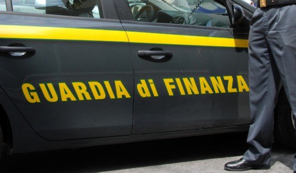 Chiusa dalla guardia di finanza indagine su un traffico internazionale di droga con l’arresto di 15 soggetti, 10 in carcere e 5 ai domiciliari, e il sequestro di beni per 3,5 milioni di euro.