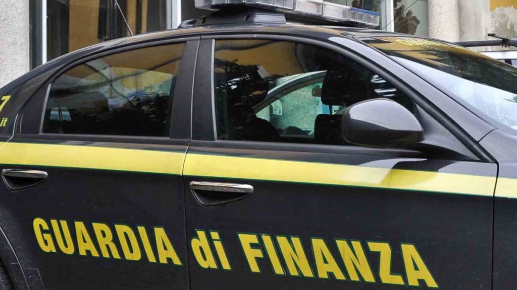 Ben 64 persone coinvolte in una indagine della Guardia di Finanza di Lecce, un’attività durata 2 anni che ha travolto oggi 8 aziende e 11 soggetti finiti in manette.