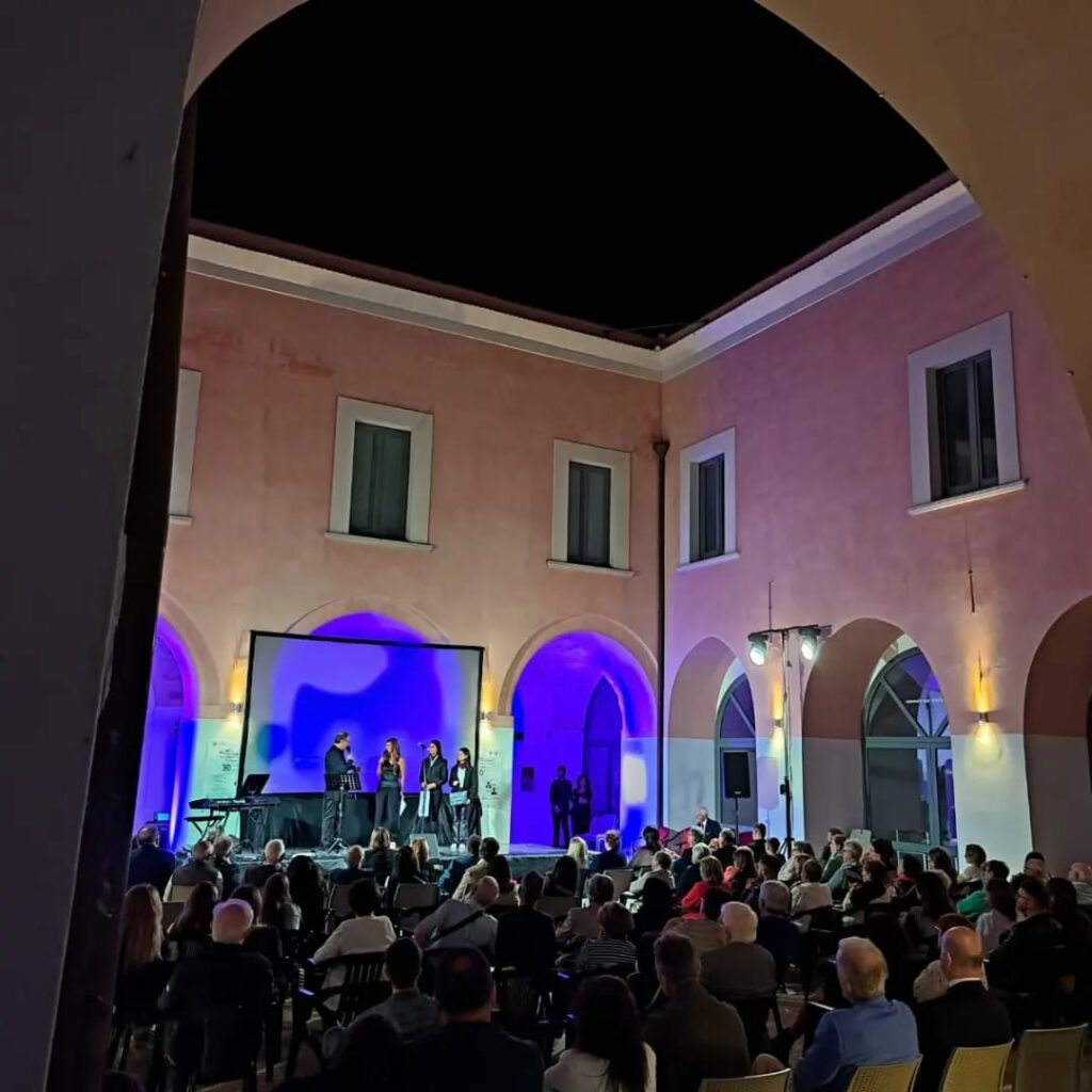 Ieri a Palazzo Monte Fornari, a conclusione del cartellone estivo cerignolano, si è svolta la XV edizione del Premio Letterario Nazionale ‘Nicola Zingarelli’ tra gli applausi degli intervenuti e la soddisfazione degli organizzatori.